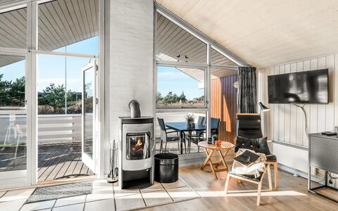 Hermandine - 700M from the Sea: Huis, Verblijf, Siding, Veranda, Schuur, Dek, Hardwood, Blokhut, Garden Gebouwen, Schaduw