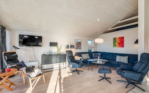 Hermandine - 700M from the Sea: Meubilair, Interieur Ontwerp, Bankstel, Hout, Plafond, Woonkamer, Flooring, Verdieping, Huis, Verlichting
