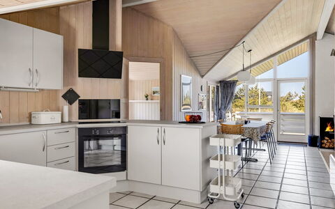 Hermandine - 700M from the Sea: Interieur Ontwerp, Keuken, Flooring, Plafond, Hout, Meubilair, Verdieping, Lichte Inrichting, Countertop, Kamer