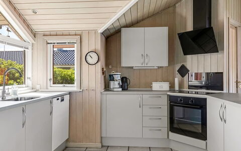 Hermandine - 700M from the Sea: Toestel Van De Keuken, Keuken, Interieur Ontwerp, Plafond, Major Appliance, Countertop, Flooring, Cabinetry, Huishoudapparatuur, Verdieping