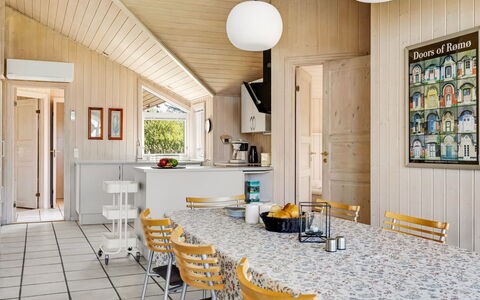 Hermandine - 700M from the Sea: Interieur Ontwerp, Meubilair, Flooring, Hout, Verdieping, Plafond, Lichte Inrichting, Stoel, Keuken En Eettafel, Keuken