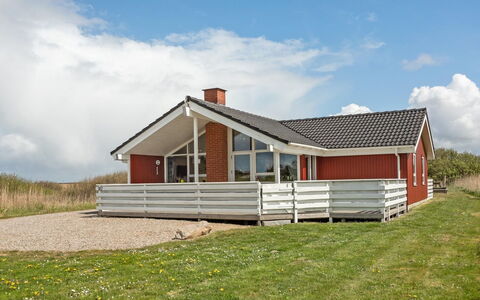 Hermandine - 700M from the Sea: Dak, Huis, Land Lot, Huis, Verblijf, Landgoed, Garden Gebouwen, Schaduw, Blokhut, Landscaping