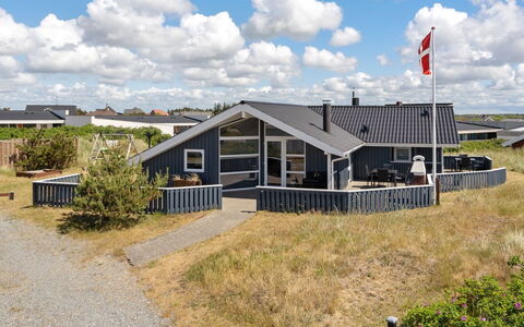 Freek - 400M from the Sea: Gras, Huis, Dak, Huis, Verblijf, Struik, Land Lot, Landelijk Gebied, Boerderij, Groundcover