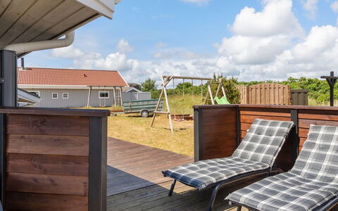 Freek - 400M from the Sea: Gras, Huis, Dak, Huis, Verblijf, Struik, Land Lot, Landelijk Gebied, Boerderij, Groundcover