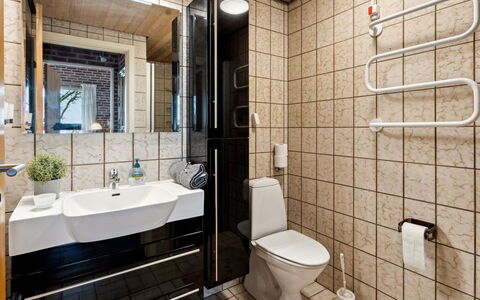Sedine - 3.9Km from the Sea: Badkamer, Loodgieterswerkinrichting, Flooring, Interieur Ontwerp, Verdieping, Wastafel In De Badkamer, Wastafel, Toilet, Wc Bril, Kraan