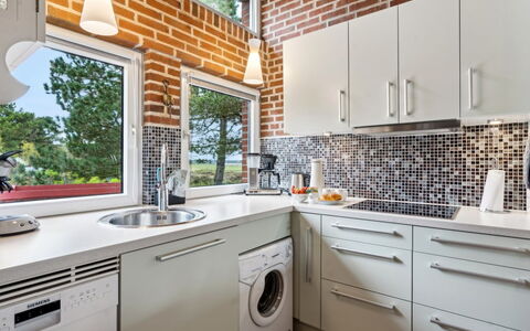 Sedine - 3.9Km from the Sea: Keuken, Countertop, Toestel Van De Keuken, Major Appliance, Interieur Ontwerp, Cabinetry, Huishoudapparatuur, Flooring, Loodgieterswerkinrichting, Wastafel