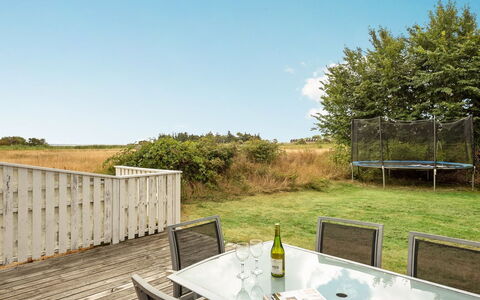 Willi - 3Km from the Sea: Dak, Huis, Land Lot, Huis, Verblijf, Landgoed, Garden Gebouwen, Schaduw, Blokhut, Landscaping