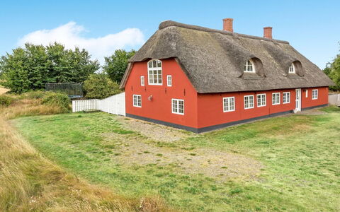 Willi - 3Km from the Sea: Dak, Huis, Land Lot, Huis, Verblijf, Landgoed, Garden Gebouwen, Schaduw, Blokhut, Landscaping