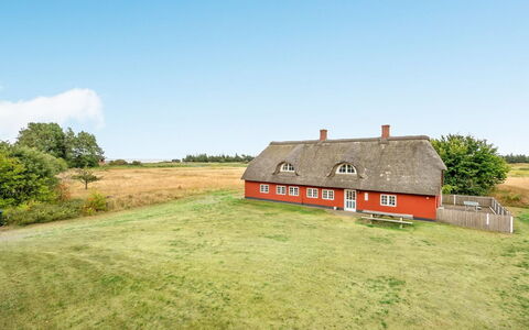 Willi - 3Km from the Sea: Dak, Huis, Land Lot, Huis, Verblijf, Landgoed, Garden Gebouwen, Schaduw, Blokhut, Landscaping