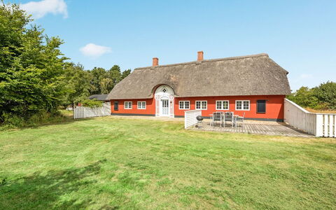 Willi - 3Km from the Sea: Dak, Huis, Land Lot, Huis, Verblijf, Landgoed, Garden Gebouwen, Schaduw, Blokhut, Landscaping
