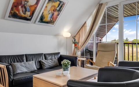 Perttu - 3.5Km from the Sea: Meubilair, Interieur Ontwerp, Bankstel, Flooring, Hout, Verdieping, Plafond, Stoel, Woonkamer, Kamer