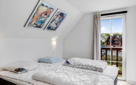 Perttu - 3.5Km from the Sea: Slaapkamer, Bed, Huis, Linens, Interieur Ontwerp, Bedding, Laken, Textiel, Verdieping, Meubilair