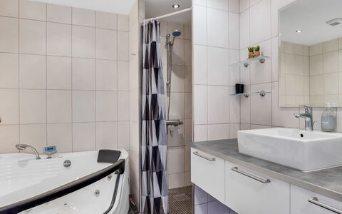 Perttu - 3.5Km from the Sea: Badkamer, Interieur Ontwerp, Flooring, Loodgieterswerkinrichting, Verdieping, Bad, Kraan, Badkamerkast, Loodgieter, Toilet