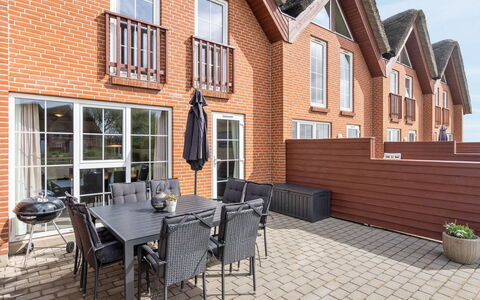 Perttu - 3.5Km from the Sea: Flooring, Verdieping, Plafond, Interieur Ontwerp, Countertop, Keuken, Cabinetry, Kamer, Major Appliance, Lichte Inrichting