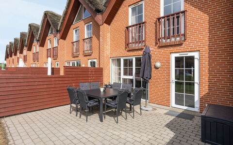Perttu - 3.5Km from the Sea: Flooring, Verdieping, Plafond, Interieur Ontwerp, Countertop, Keuken, Cabinetry, Kamer, Major Appliance, Lichte Inrichting