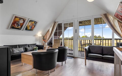Perttu - 3.5Km from the Sea: Appartement, Schaduw, Balkon, Stoel, Hek, Buitenmeubels, Aluminium, Kunstgras