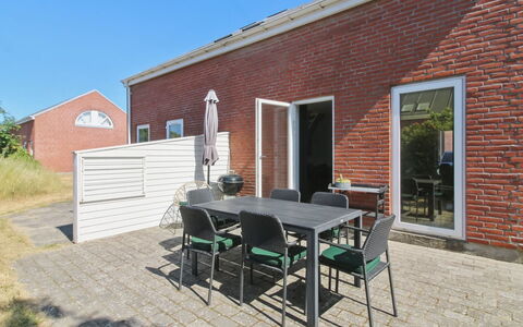 Nase - 2Km from the Sea: Struik, Stedelijk Ontwerp, Groundcover, Steen, Appartement, Landgoed, Metselwerk, Balkon, Landscaping