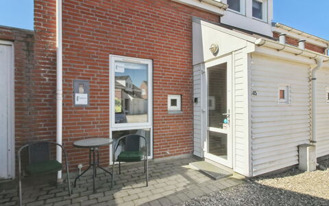 Nase - 2Km from the Sea: Struik, Stedelijk Ontwerp, Groundcover, Steen, Appartement, Landgoed, Metselwerk, Balkon, Landscaping