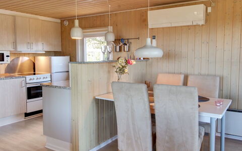 Zekine - 2.5Km from the Sea: Flooring, Meubilair, Interieur Ontwerp, Hout, Verdieping, Countertop, Plafond, Kamer, Keuken, Cabinetry