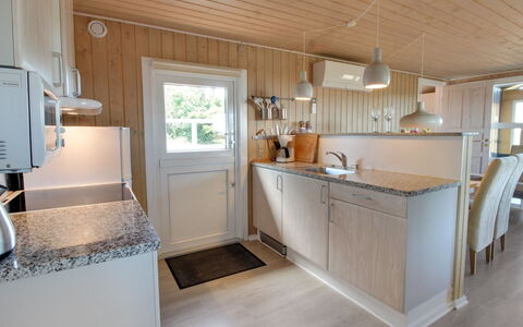 Zekine - 2.5Km from the Sea: Hout, Flooring, Verdieping, Countertop, Interieur Ontwerp, Keuken, Loodgieterswerkinrichting, Cabinetry, Plafond, Toestel Van De Keuken