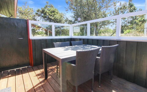 Zekine - 2.5Km from the Sea: Hout, Houten Vloer, Flooring, Verdieping, Hardwood, Dek, Beits, Plank, Schaduw, Balkon