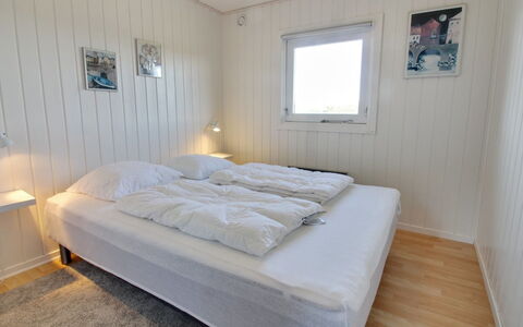 Zekine - 2.5Km from the Sea: Hout, Verdieping, Slaapkamer, Plank, Hardwood, Houten Vloer, Bed, Bedding, Laken, Beits