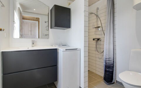 Zekine - 2.5Km from the Sea: Flooring, Loodgieterswerkinrichting, Verdieping, Wastafel, Interieur Ontwerp, Wastafel In De Badkamer, Badkamerkast, Badkamer, Kraan, Toilet