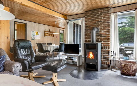 Falki - 2.5Km from the Sea: Gebouw, Huis, Venster, Huis, Dak, Woongebied, Struik, Verblijf, Land Lot