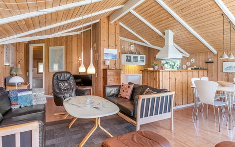 Bruna - 2Km from the Sea: Meubilair, Hout, Interieur Ontwerp, Flooring, Verdieping, Stoel, Kamer, Plafond, Woonkamer, Appartement