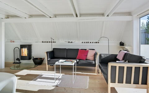 Trana - 2Km from the Sea: Meubilair, Flooring, Hout, Verdieping, Interieur Ontwerp, Woonkamer, Huis, Stoel, Bankstel, Houten Vloer