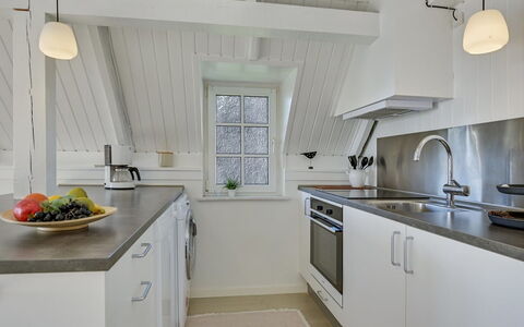 Trana - 2Km from the Sea: Keuken, Flooring, Countertop, Interieur Ontwerp, Hout, Loodgieterswerkinrichting, Plafond, Wastafel, Verdieping, Cabinetry