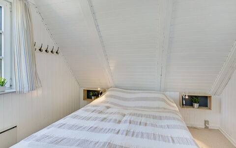 Trana - 2Km from the Sea: Hout, Plafond, Interieur Ontwerp, Slaapkamer, Flooring, Verdieping, Bed, Verlichting, Kamer, Bedding