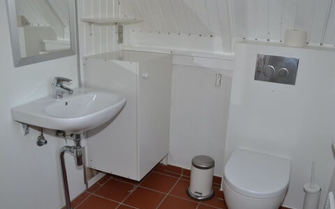 Trana - 2Km from the Sea: Badkamer, Loodgieterswerkinrichting, Flooring, Wc Bril, Wastafel In De Badkamer, Verdieping, Wastafel, Toilet, Kraan, Interieur Ontwerp