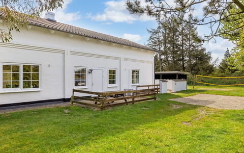 Rea - 5Km from the Sea: Boom, Dak, Huis, Land Lot, Verblijf, Landgoed, Gazon, Werf, Landscaping, Schaduw