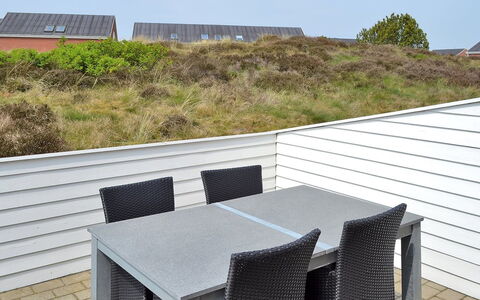 Mirija - 2.3Km from the Sea: Hout, Buitenmeubels, Siding, Dek, Plank, Schaduw, Hardwood, Beits