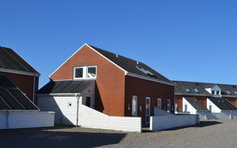 Arabella - 2.3Km from the Sea: Dak, Huis, Land Lot, Huis, Verblijf, Landgoed, Garden Gebouwen, Schaduw, Blokhut, Landscaping