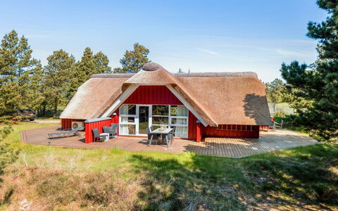 Urpo - 6Km from the Sea: Struik, Stedelijk Ontwerp, Groundcover, Steen, Appartement, Landgoed, Metselwerk, Balkon, Landscaping