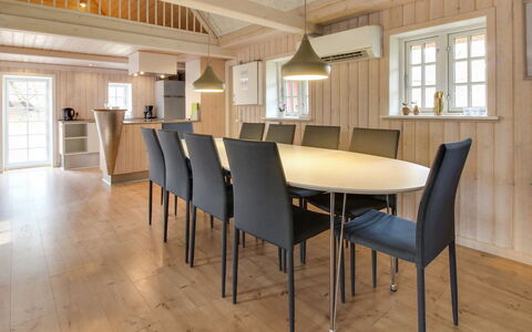 Gudmund - 3.9Km from the Sea: Flooring, Hout, Interieur Ontwerp, Verdieping, Houten Vloer, Plafond, Meubilair, Keuken En Eettafel, Eetkamer, Huis