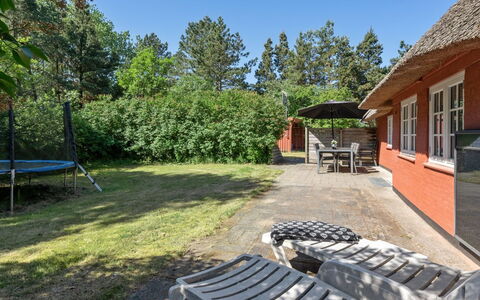 Gudmund - 3.9Km from the Sea: Huis, Verblijf, Dak, Schaduw, Gazon, Tuin, Werf, Backyard, Landgoed, Landscaping