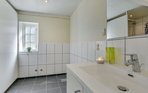 Gudmund - 3.9Km from the Sea: Flooring, Loodgieterswerkinrichting, Muur, Badkamer, Verdieping, Interieur Ontwerp, Wastafel In De Badkamer, Wastafel, Plafond, Kraan