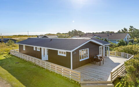 Aika - 500M from the Sea: Struik, Stedelijk Ontwerp, Groundcover, Steen, Appartement, Landgoed, Metselwerk, Balkon, Landscaping