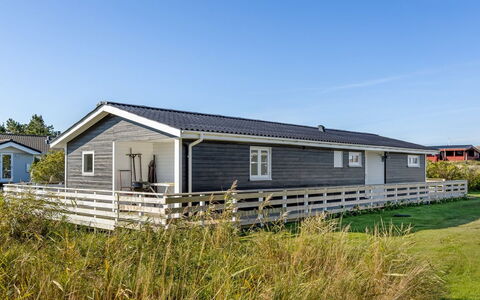 Aika - 500M from the Sea: Struik, Stedelijk Ontwerp, Groundcover, Steen, Appartement, Landgoed, Metselwerk, Balkon, Landscaping