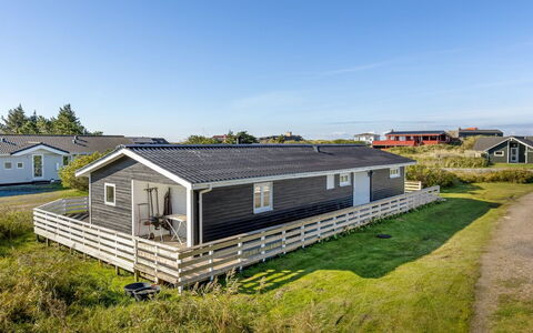 Aika - 500M from the Sea: Struik, Stedelijk Ontwerp, Groundcover, Steen, Appartement, Landgoed, Metselwerk, Balkon, Landscaping