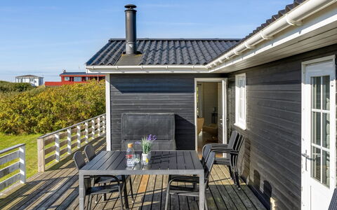 Aika - 500M from the Sea: Struik, Stedelijk Ontwerp, Groundcover, Steen, Appartement, Landgoed, Metselwerk, Balkon, Landscaping