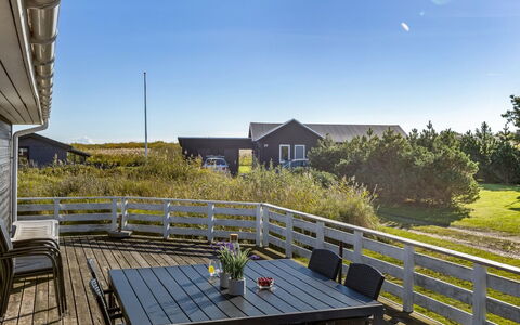 Aika - 500M from the Sea: Struik, Stedelijk Ontwerp, Groundcover, Steen, Appartement, Landgoed, Metselwerk, Balkon, Landscaping