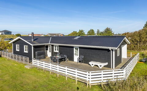 Aika - 500M from the Sea: Struik, Stedelijk Ontwerp, Groundcover, Steen, Appartement, Landgoed, Metselwerk, Balkon, Landscaping