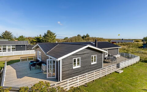 Aika - 500M from the Sea: Struik, Stedelijk Ontwerp, Groundcover, Steen, Appartement, Landgoed, Metselwerk, Balkon, Landscaping
