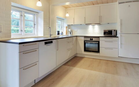 Naili - 3.1Km from the Sea: Hout, Flooring, Meubilair, Wastafel, Interieur Ontwerp, Verdieping, Major Appliance, Countertop, Loodgieterswerkinrichting, Keuken