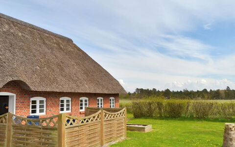 Naili - 3.1Km from the Sea: Verblijf, Dak, Hek, Landelijk Gebied, Thatching, Home Schermen, Boerderij, Piketomheining, Boerderij