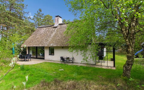 Emilla - 3.8Km from the Sea: Gras, Huis, Dak, Huis, Verblijf, Struik, Land Lot, Landelijk Gebied, Boerderij, Groundcover